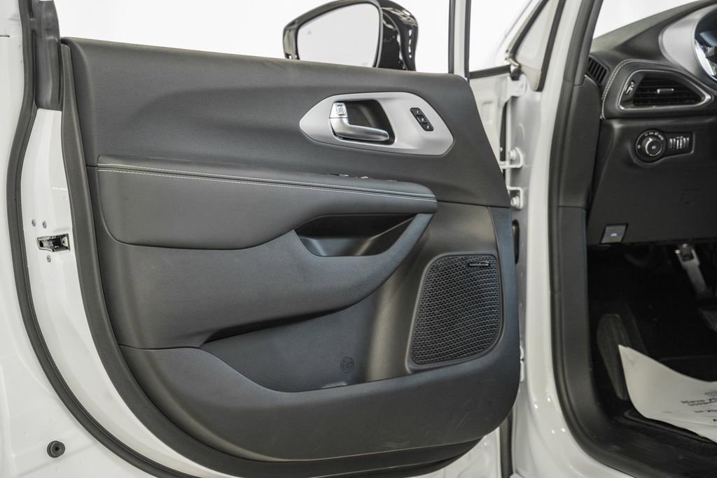 New 2026 Chrysler Pacifica Limited w/ Uconnect Theater Family Group image 36