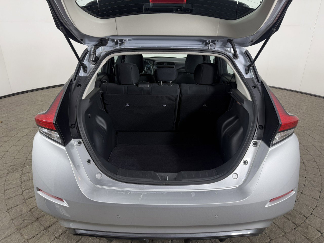 Used 2024 Nissan Leaf S image 7