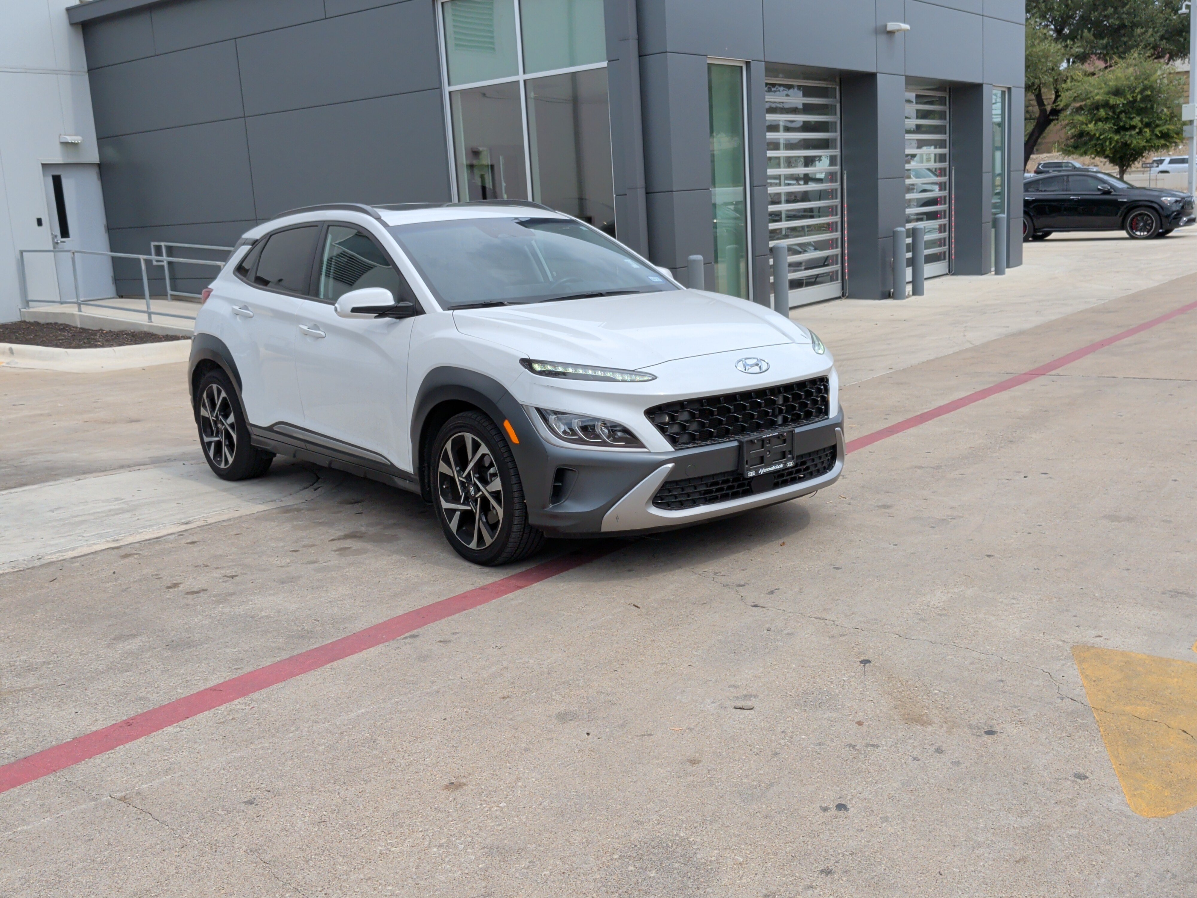 Used 2022 Hyundai Kona Limited FWD image 2