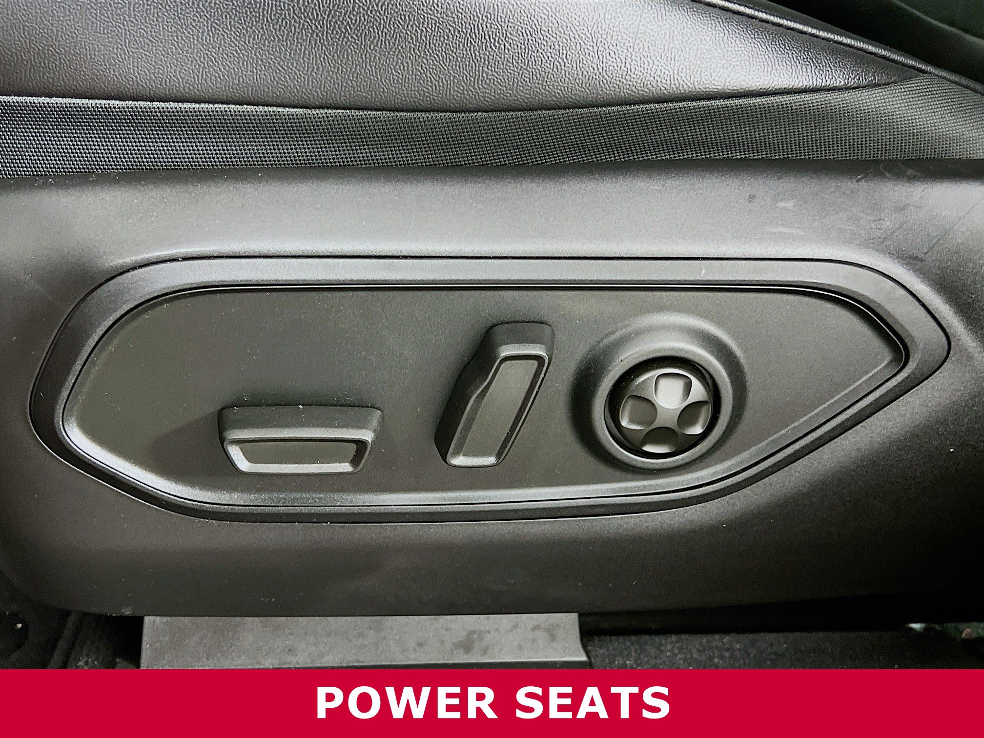 Used 2025 Jeep Grand Cherokee Altitude image 4