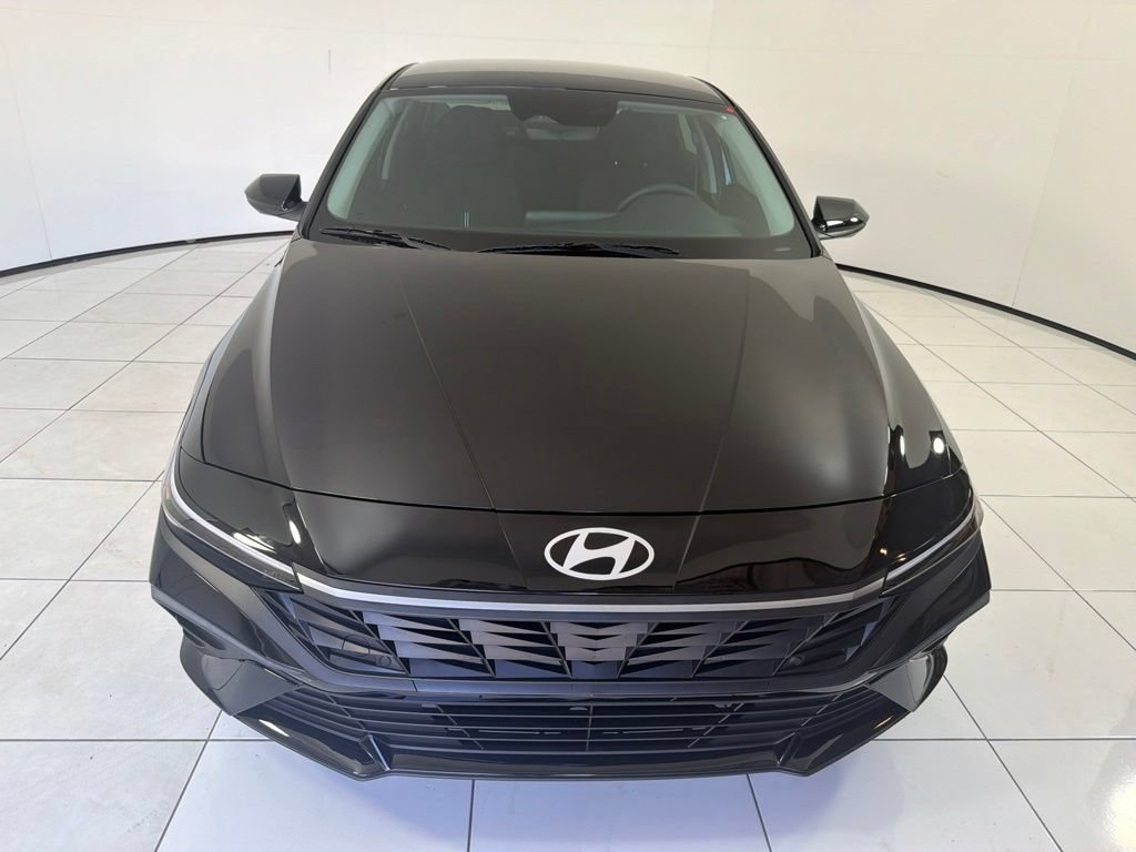 Used 2025 Hyundai Elantra Hybrid FWD image 2