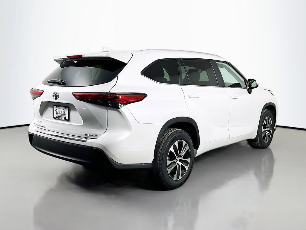Used 2023 Toyota Highlander XLE AWD/4WD image 5