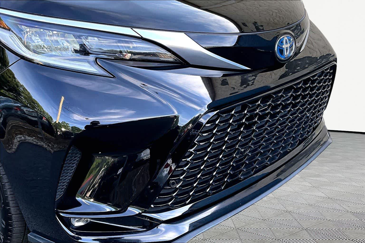 Certified 2024 Toyota Sienna XSE FWD image 30