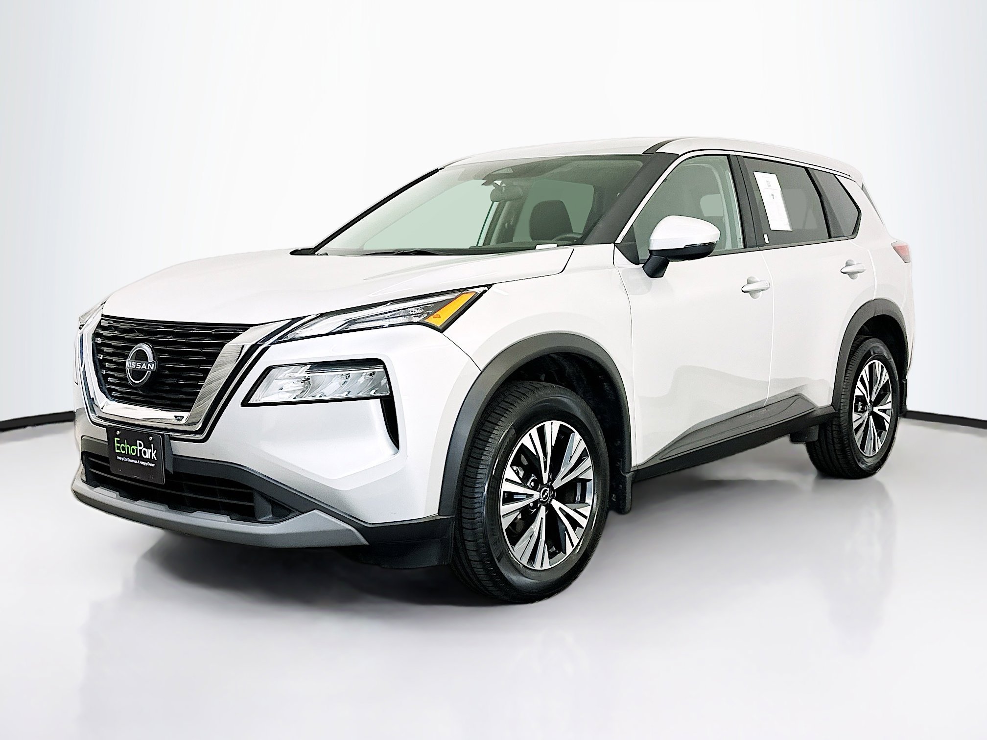 Used 2023 Nissan Rogue SV image 3