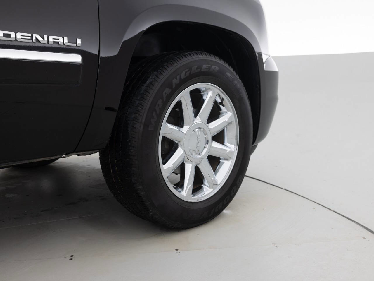 Used 2011 GMC Yukon XL Denali image 18