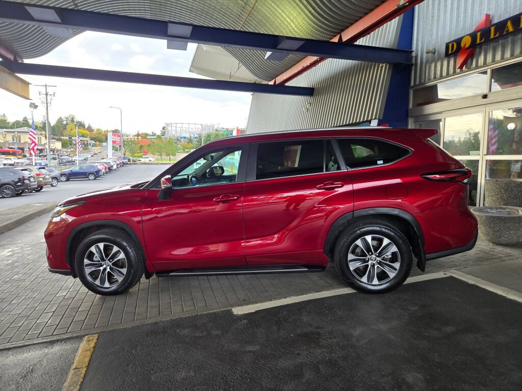 Used 2024 Toyota Highlander XLE image 8