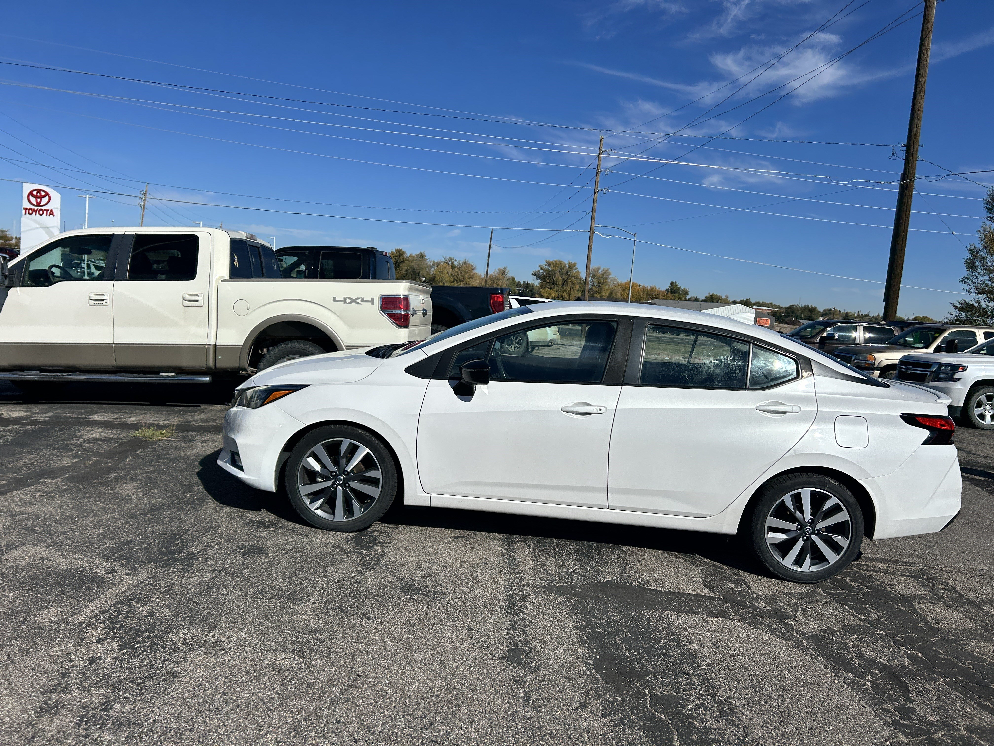 Used 2020 Nissan Versa SR FWD image 3