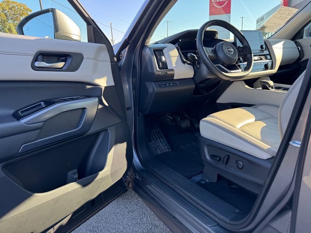 Certified 2025 Nissan Pathfinder SL image 15