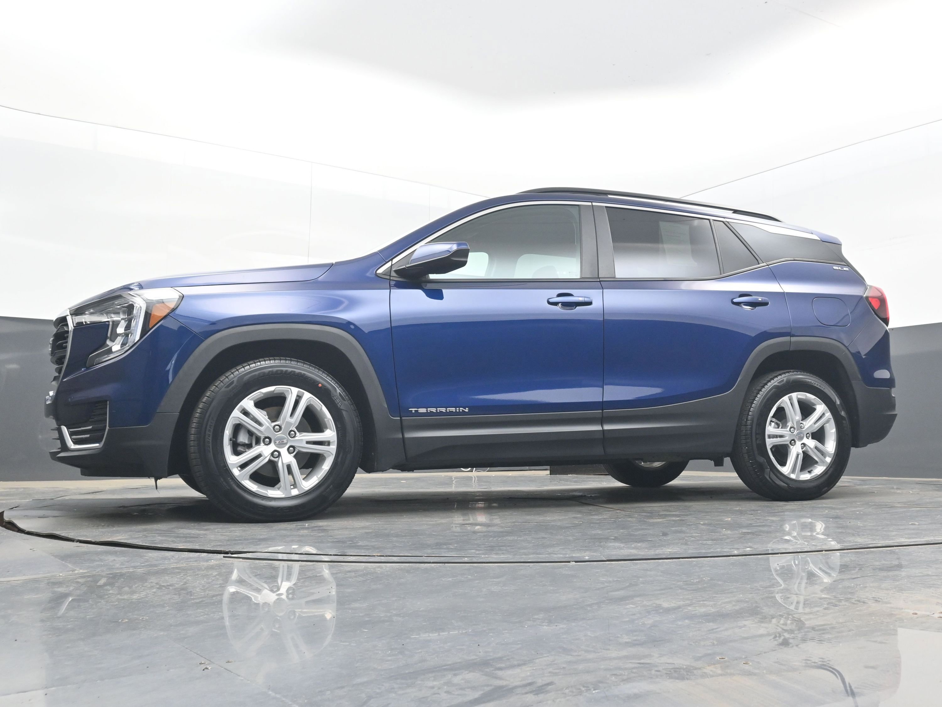 Certified 2022 GMC Terrain SLE w/ Driver Convenience Package FWD image 26