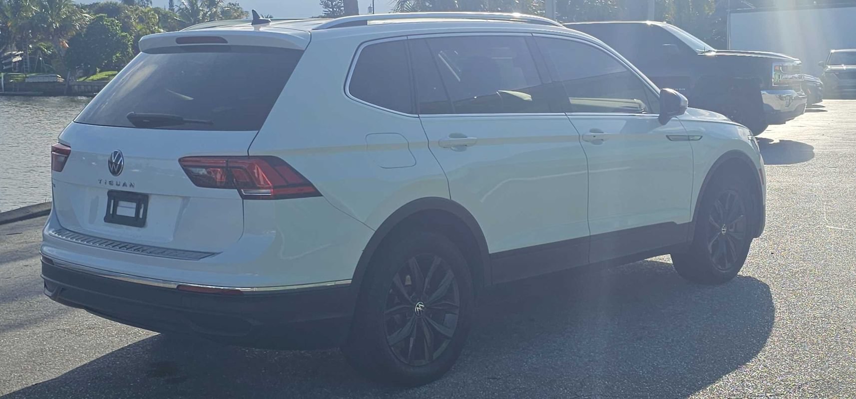 Used 2024 Volkswagen Tiguan SE w/ Panoramic Sunroof Package FWD image 5