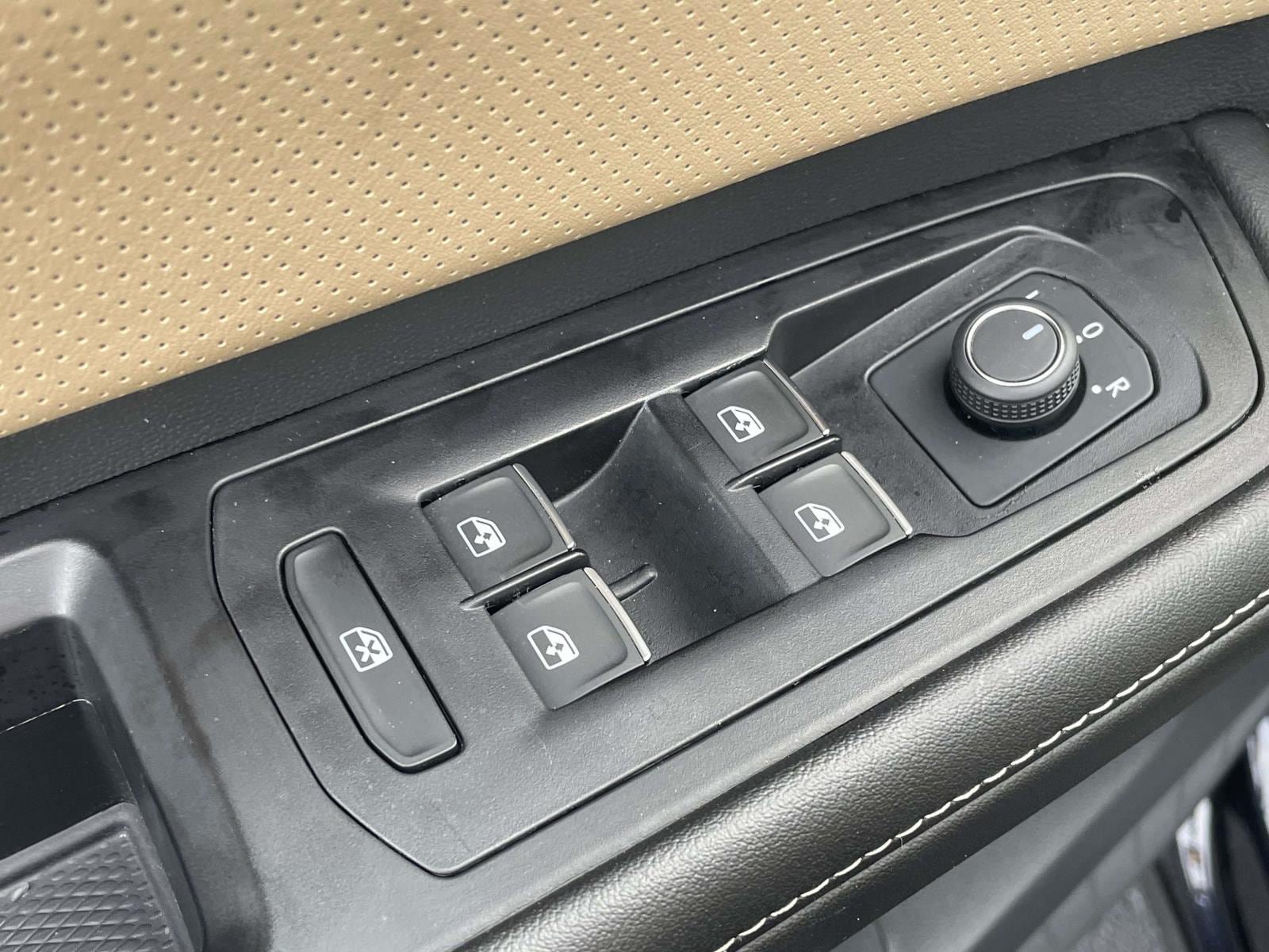 Certified 2025 Volkswagen Atlas Cross Sport SE FWD image 17