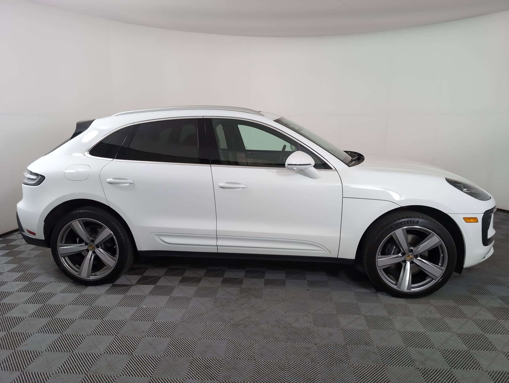 Used 2025 Porsche Macan image 9