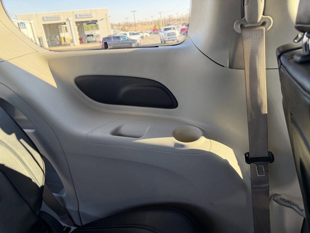 Used 2022 Chrysler Pacifica Touring-L image 37