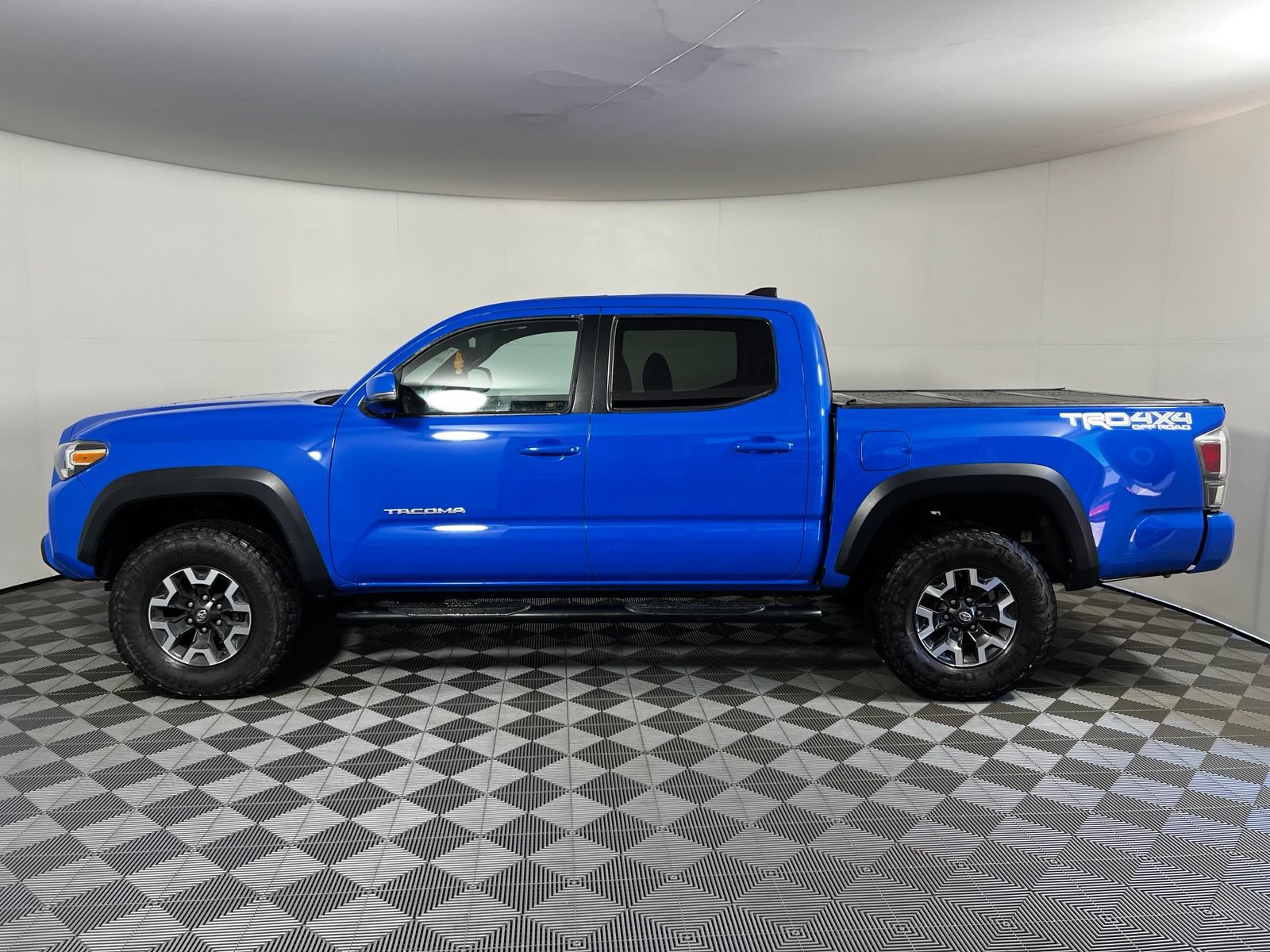 Used 2020 Toyota Tacoma TRD Off-Road w/ TRD Premium Off Road Package AWD/4WD image 8