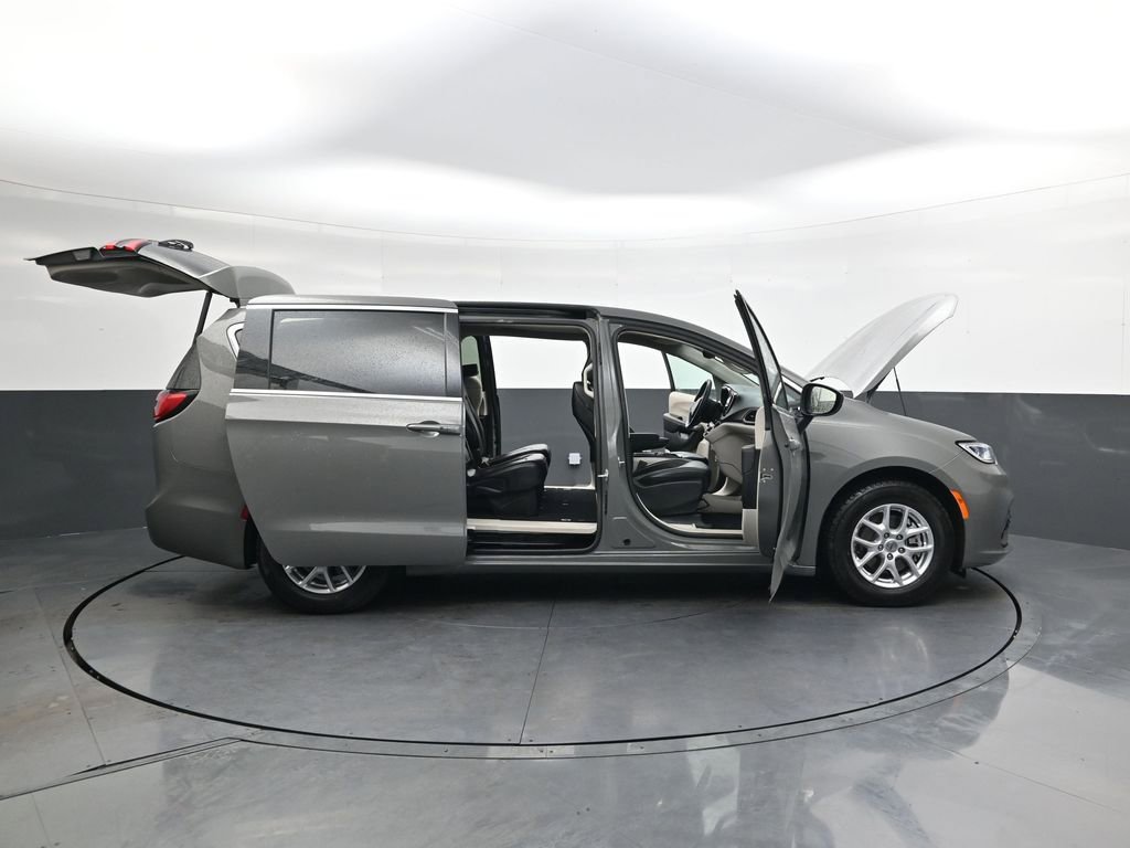 Used 2023 Chrysler Pacifica Touring-L image 41