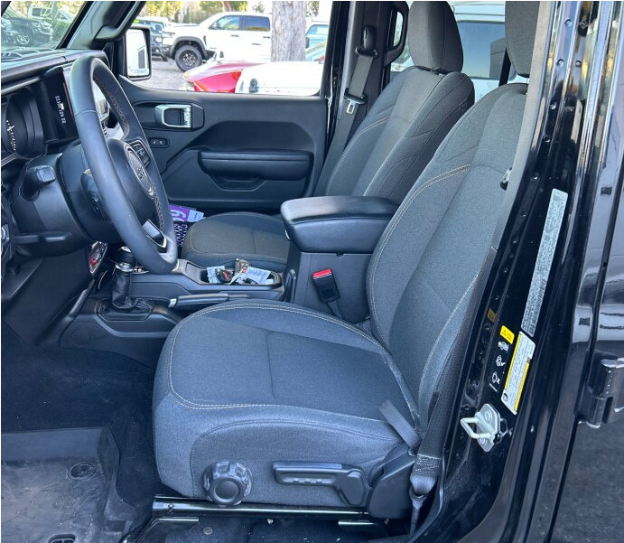 Used 2024 Jeep Wrangler Unlimited AWD/4WD image 3