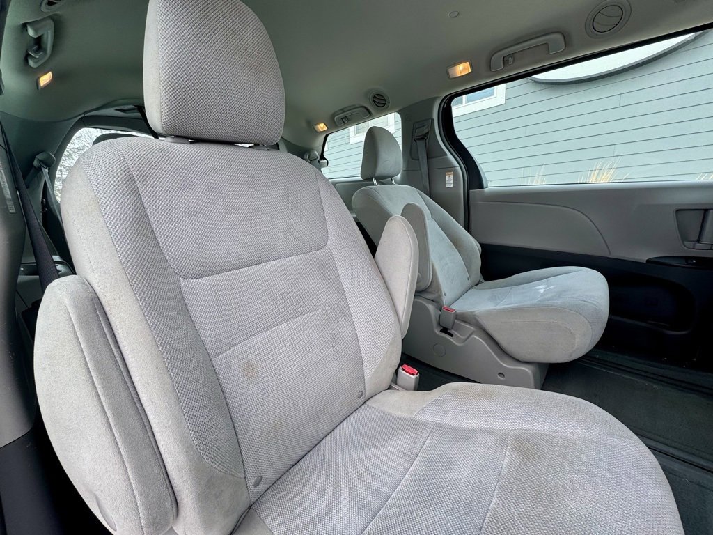 Used 2016 Toyota Sienna L image 16