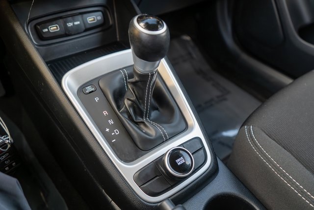 Used 2022 Hyundai Venue SEL image 32