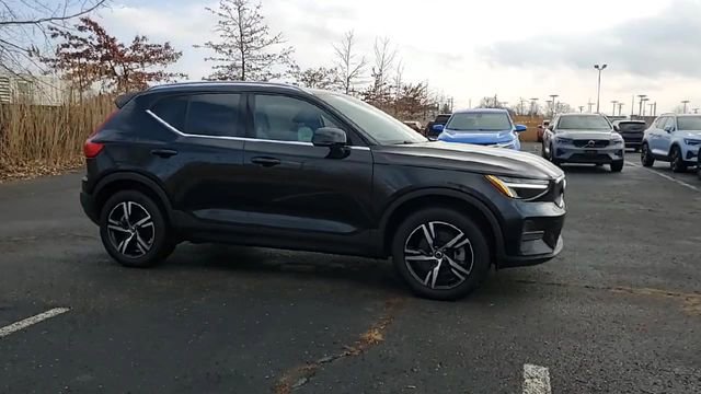 Used 2025 Volvo XC40 B5 Core image 3