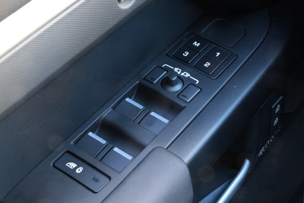 New 2026 Land Rover Defender 110 X-Dynamic SE AWD/4WD image 18