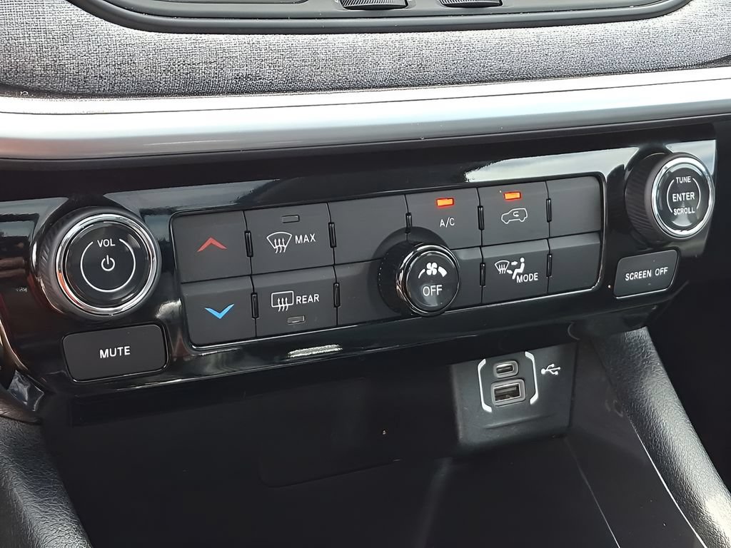 Used 2022 Jeep Compass Latitude w/ Sun and Sound Group AWD/4WD image 17