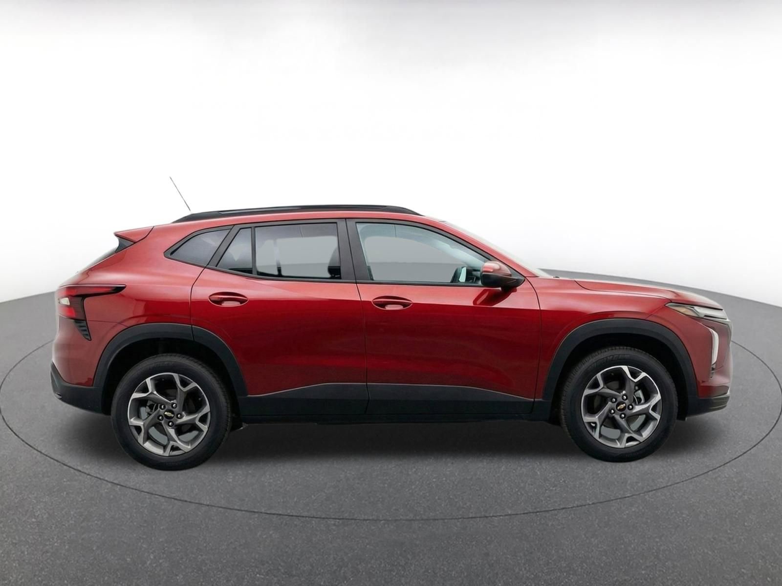 Used 2025 Chevrolet Trax LT FWD image 8