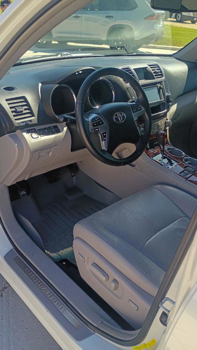 Used 2013 Toyota Highlander Limited image 11