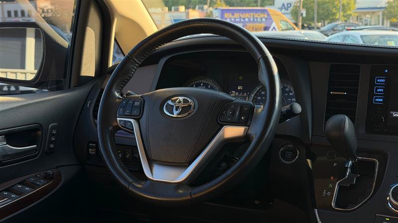 Used 2017 Toyota Sienna Limited Premium FWD image 29