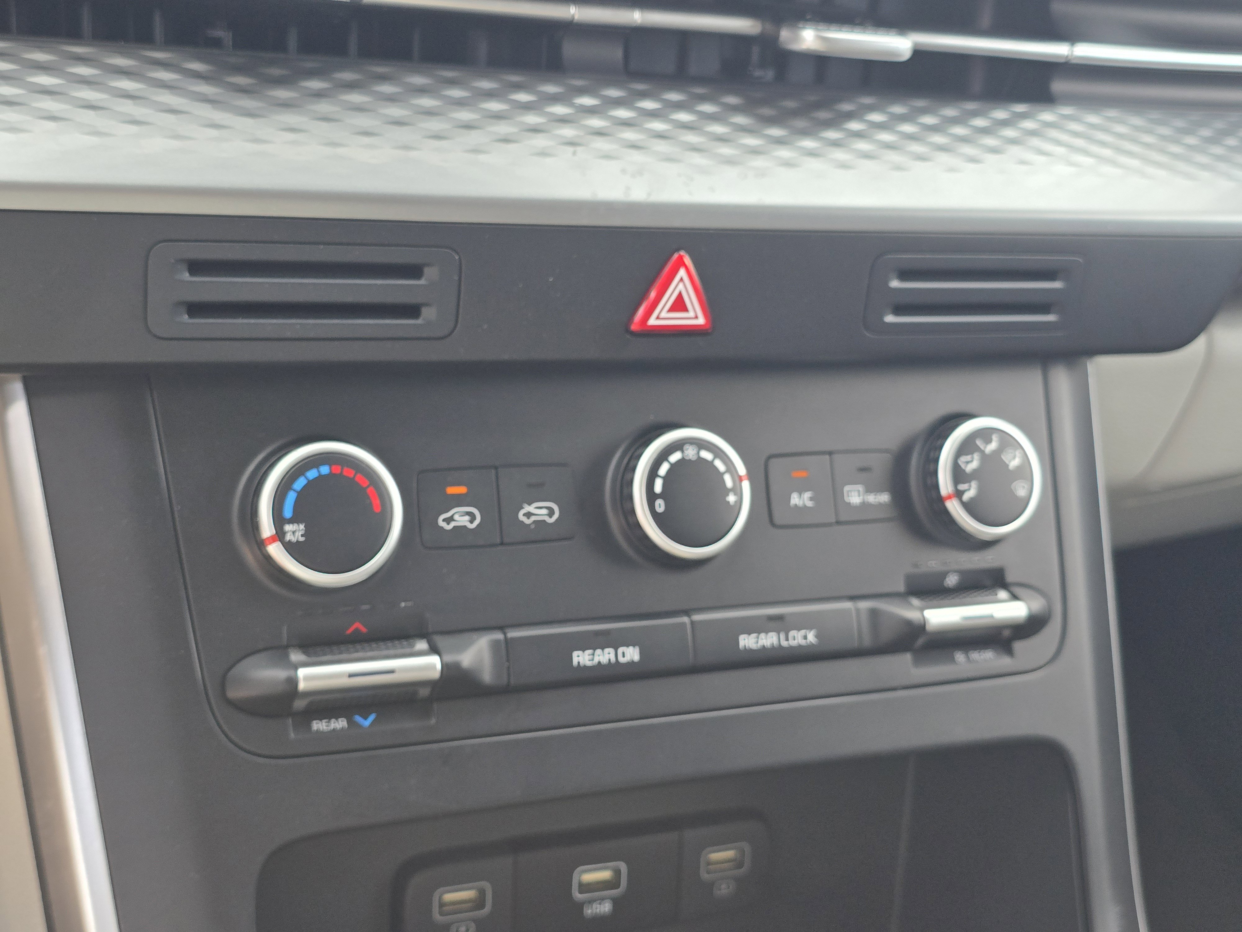 Used 2024 Kia Carnival LX image 25