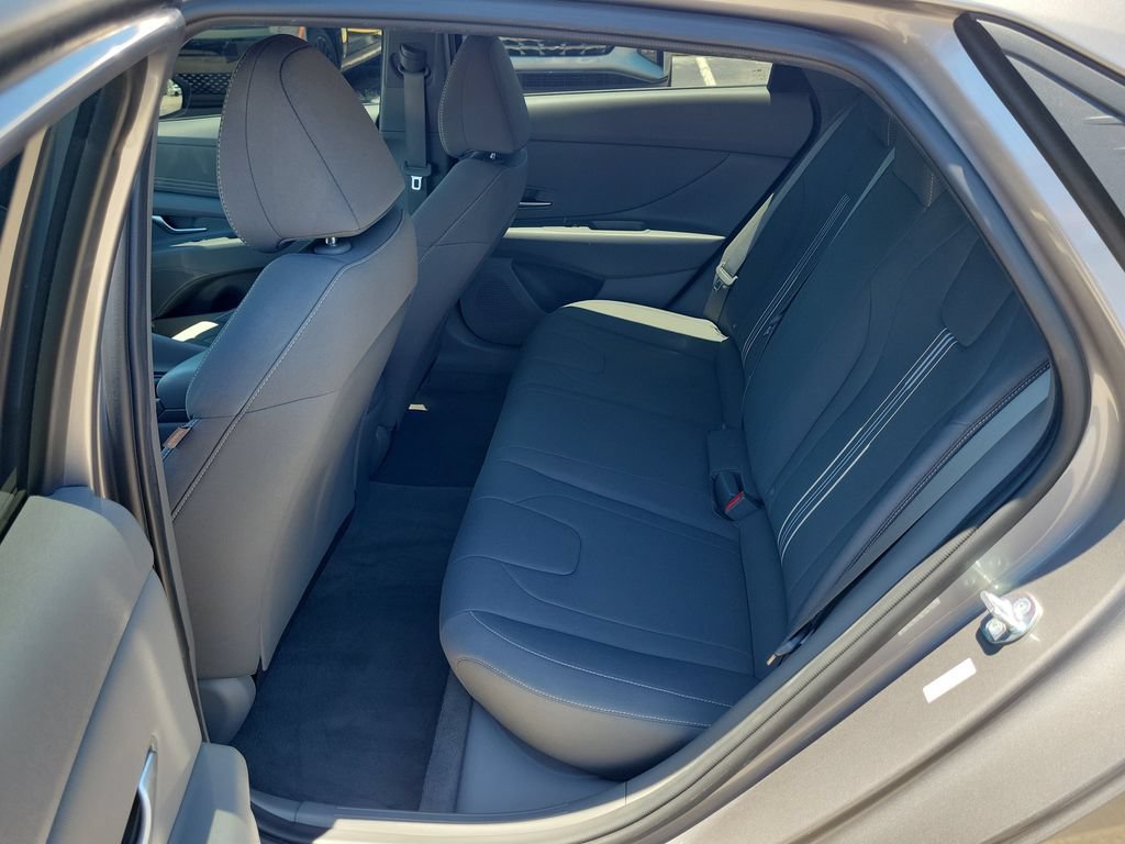 Used 2023 Hyundai Elantra SEL w/ Convenience Package FWD image 8