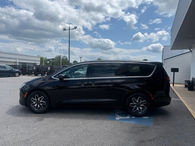 New 2027 Chrysler Pacifica Limited w/ Family Tech Group FWD image 33