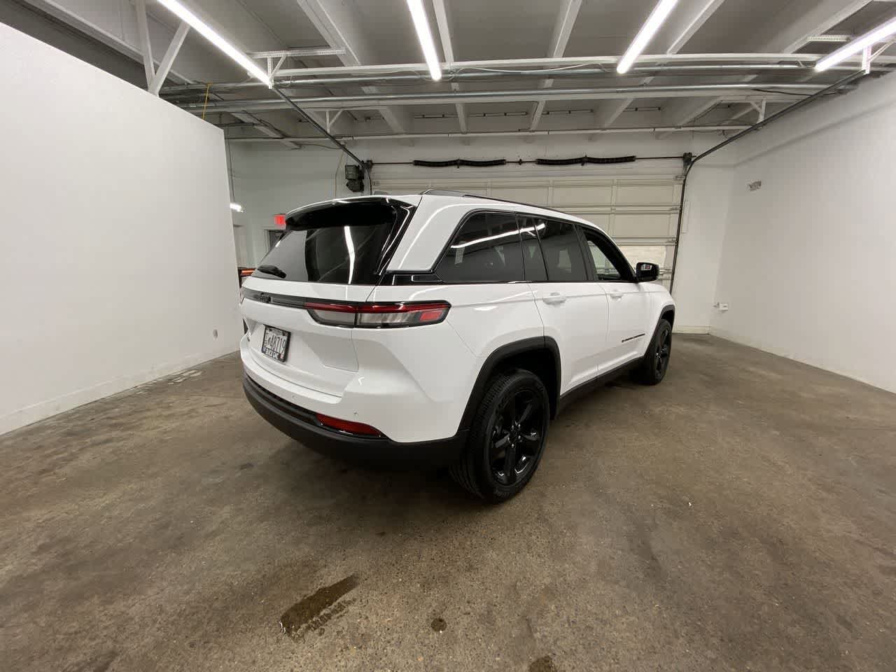 Used 2025 Jeep Grand Cherokee Altitude AWD/4WD image 6