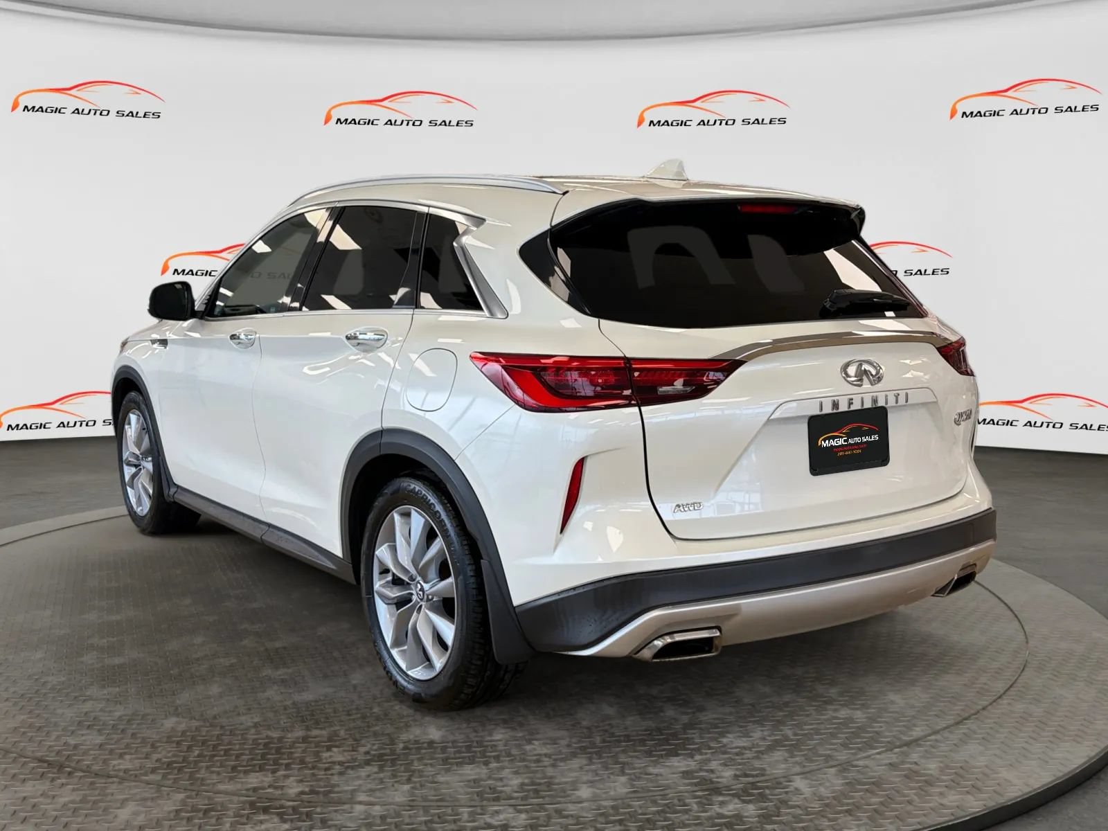 Used 2019 INFINITI QX50 Luxe w/ Navigation Package AWD/4WD image 8