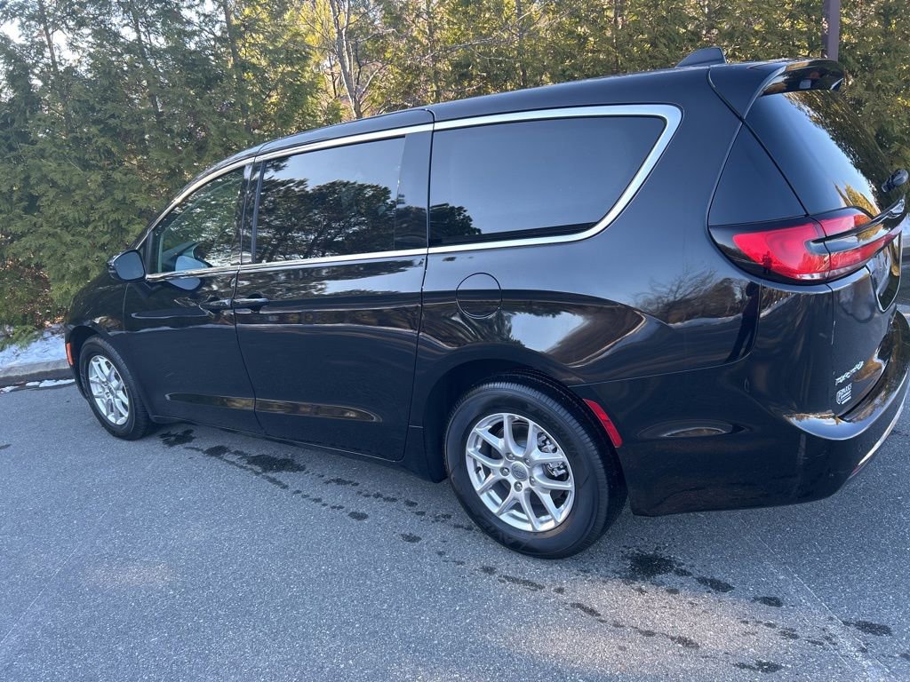 Used 2024 Chrysler Pacifica Touring-L image 2