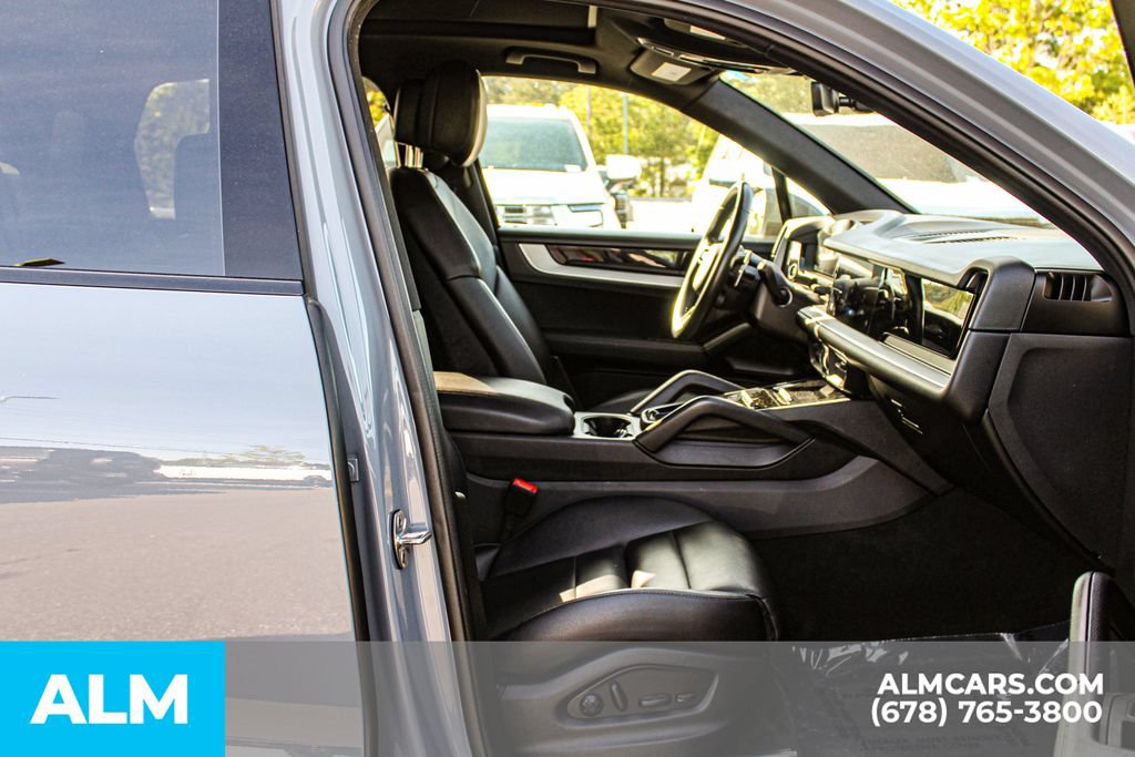 Used 2024 Porsche Cayenne AWD/4WD image 18