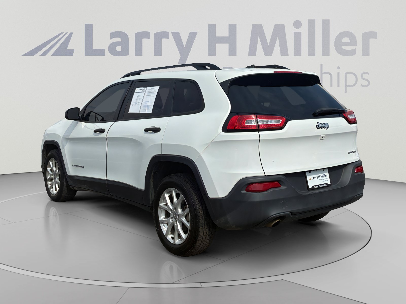 Used 2017 Jeep Cherokee Sport FWD image 3