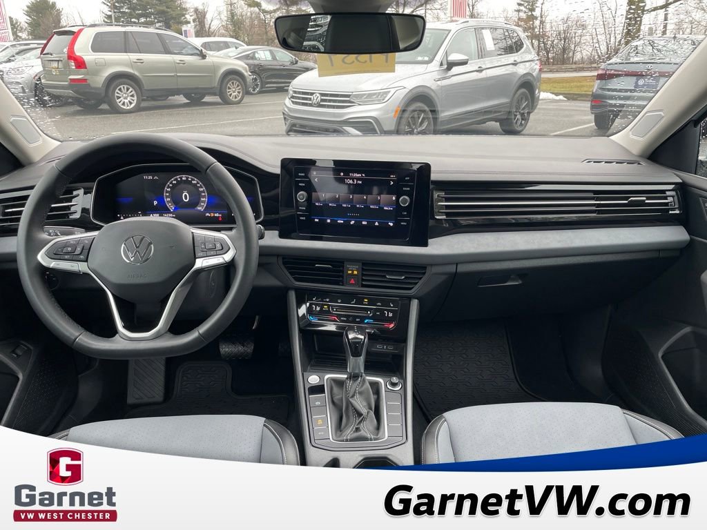 Certified 2025 Volkswagen Jetta SE w/ Sunroof Package image 13