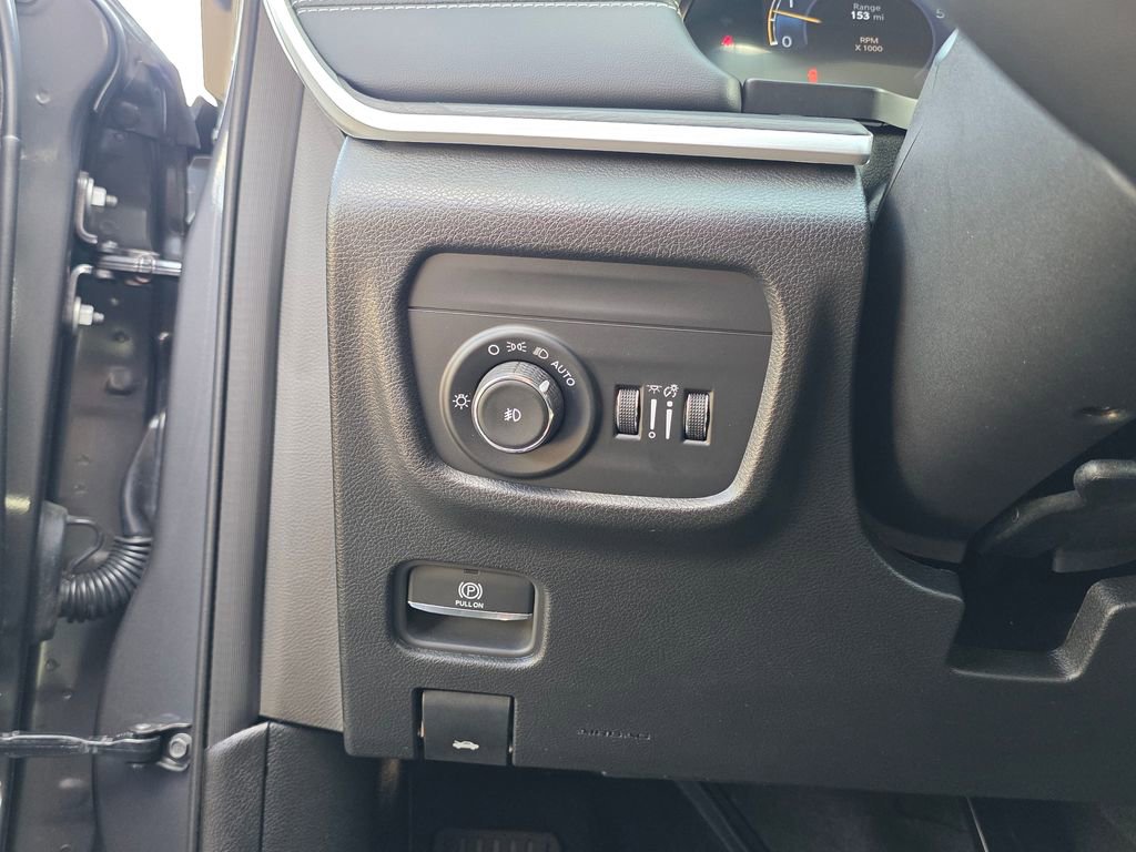 Used 2024 Jeep Grand Cherokee Limited w/ Black Appearance Package image 14