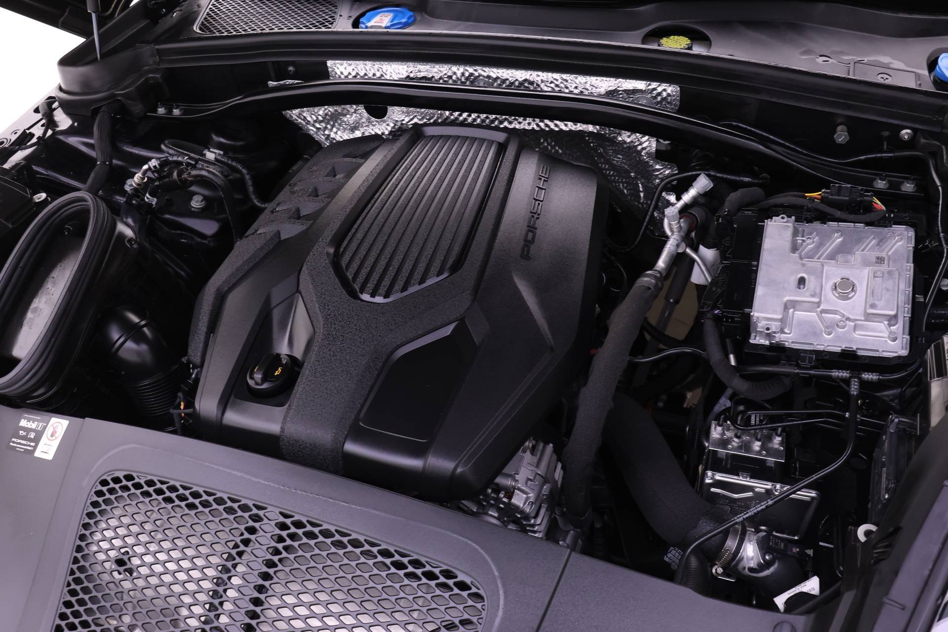 Used 2025 Porsche Macan image 24