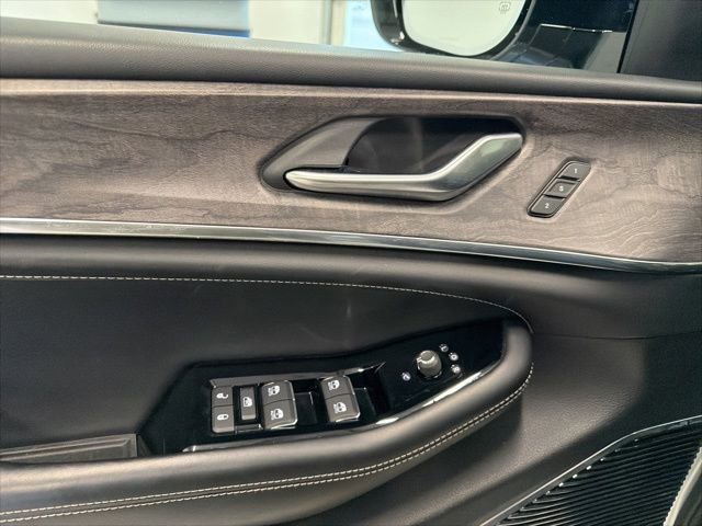 Used 2022 Jeep Grand Cherokee Overland AWD/4WD image 34
