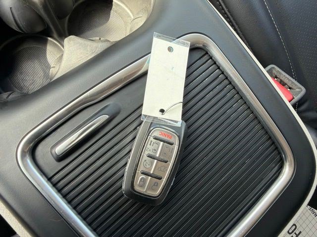 Used 2023 Chrysler Pacifica Touring-L FWD image 32