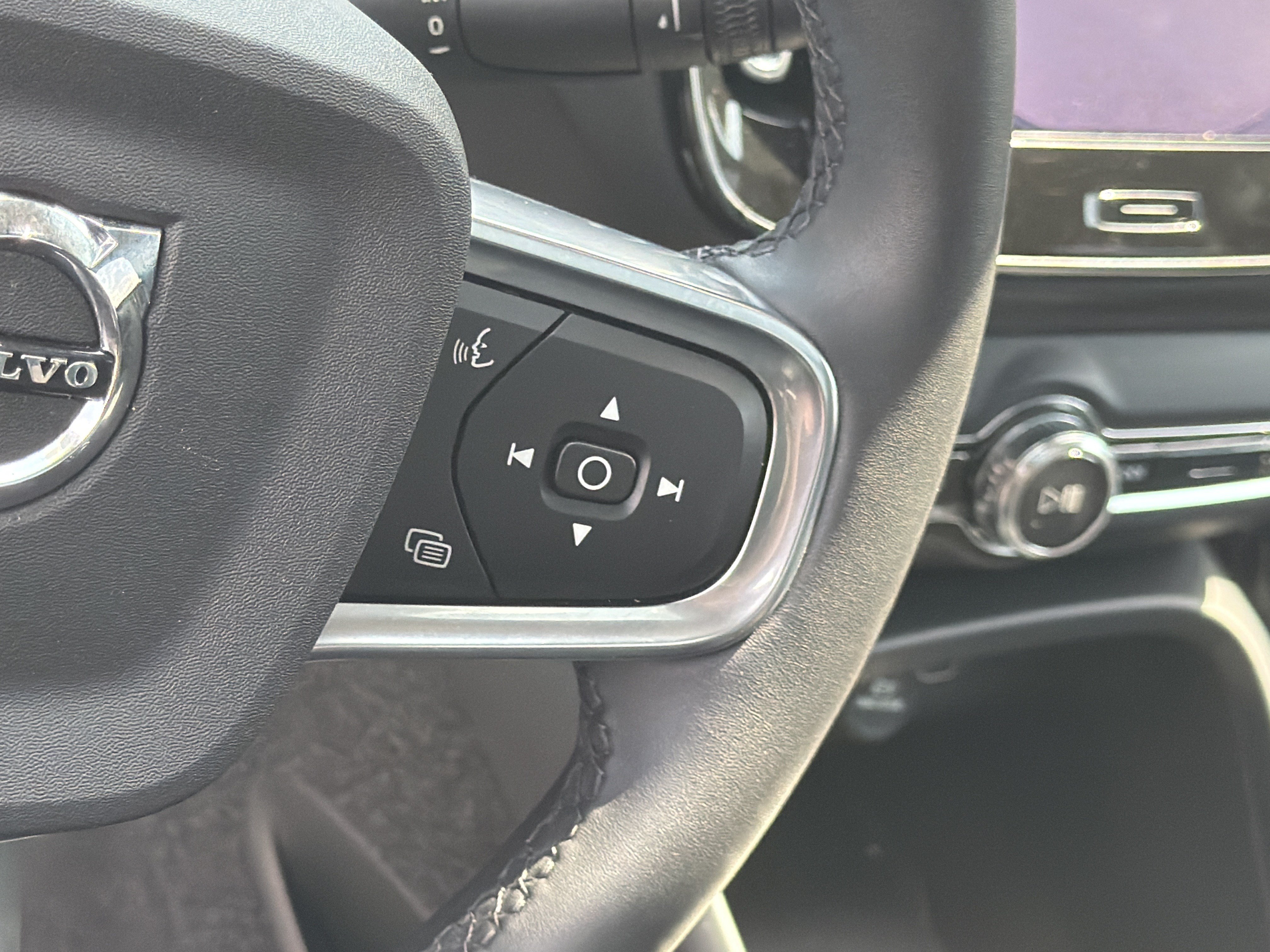 Certified 2023 Volvo XC40 B4 Plus w/ Driver Assist Package FWD image 14