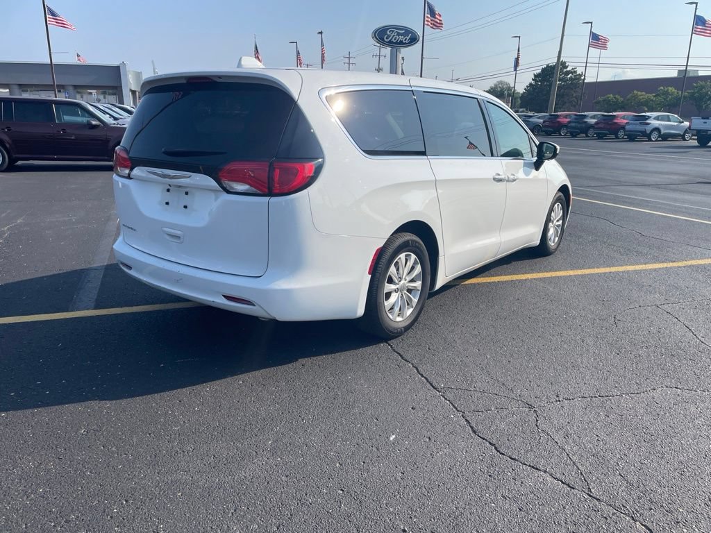 Used 2017 Chrysler Pacifica Touring w/ Tire & Wheel Group FWD image 5