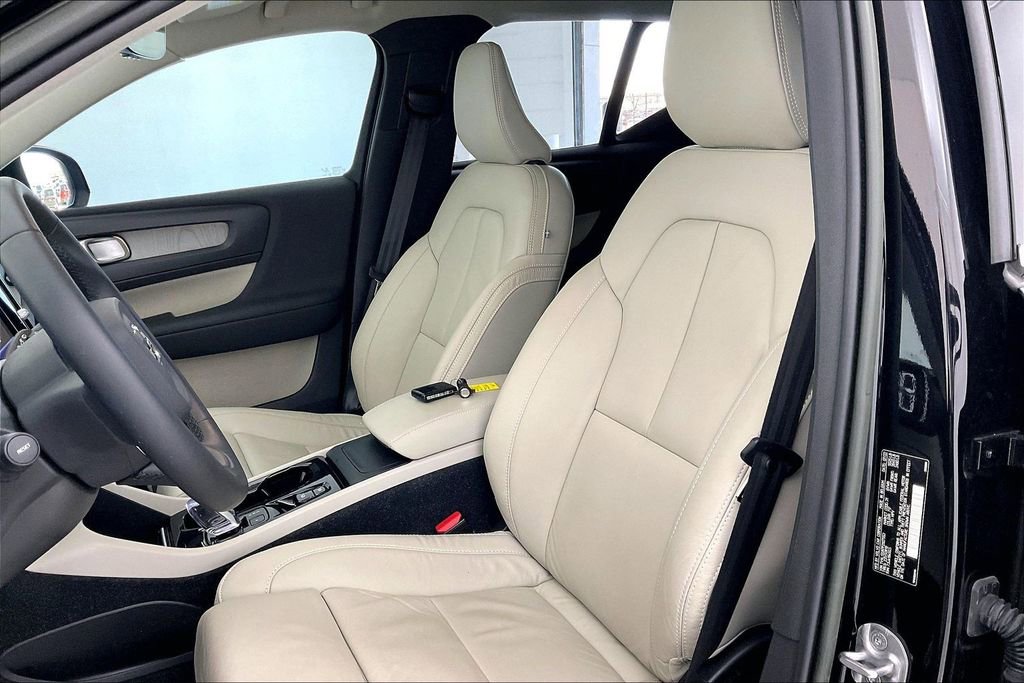 Used 2023 Volvo XC40 B5 Plus w/ Protection Package Premier image 34