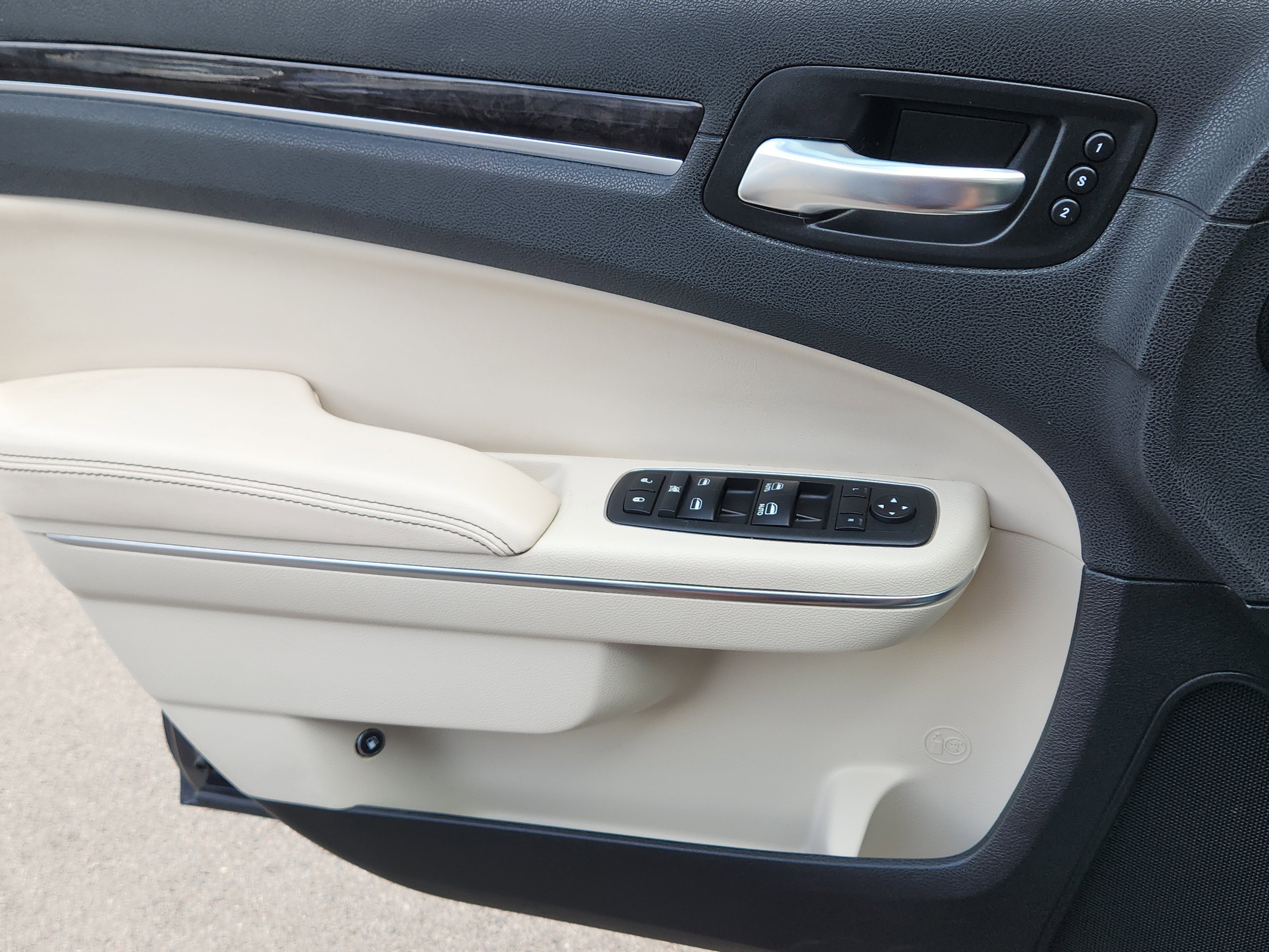 Used 2018 Chrysler 300 Limited image 6