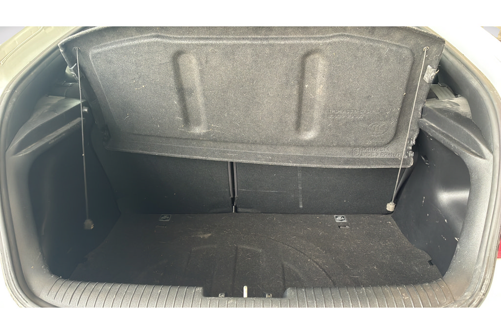 Used 2016 Hyundai Veloster FWD image 19