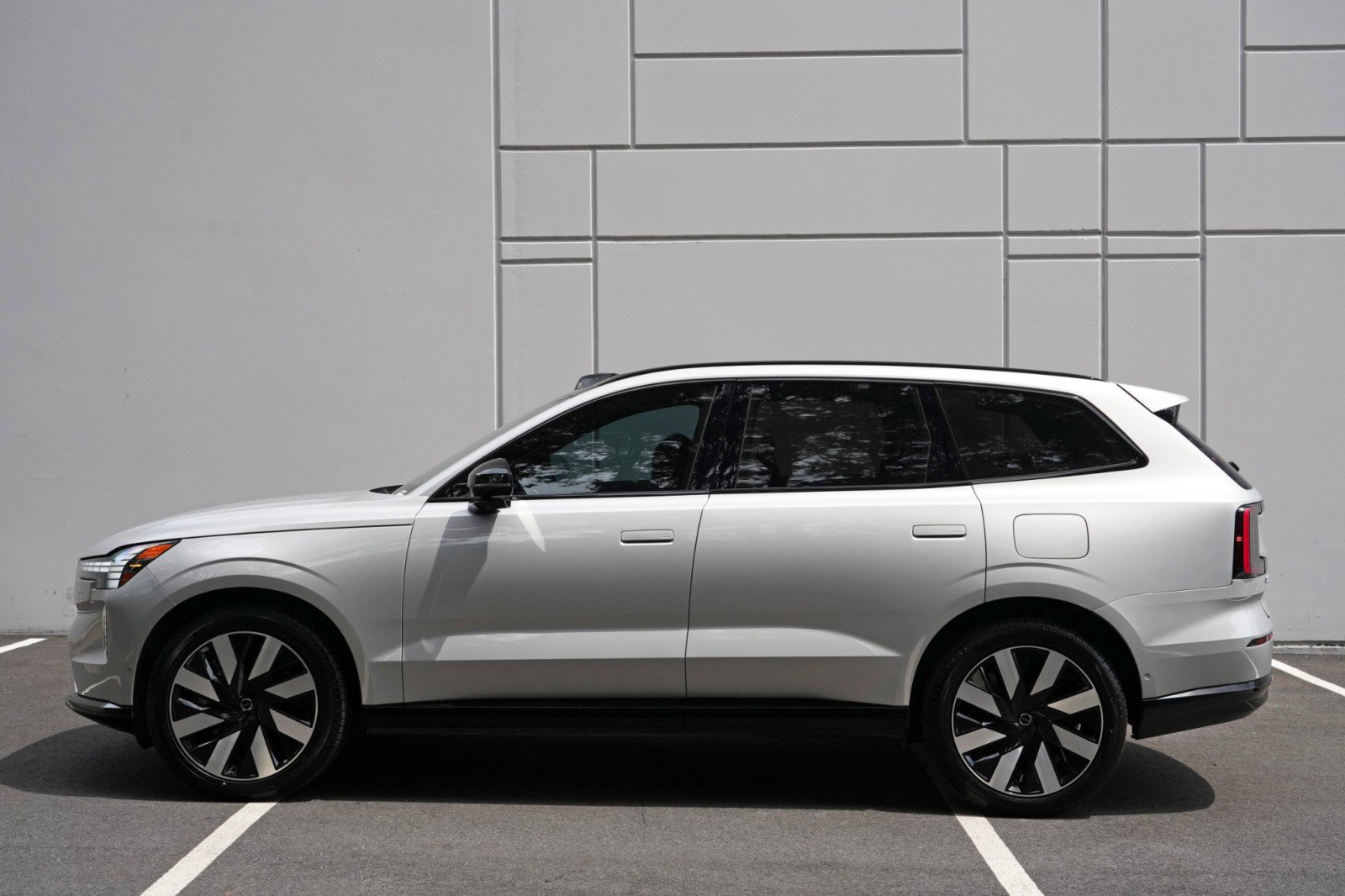 Used 2025 Volvo EX90 Ultra AWD/4WD image 48