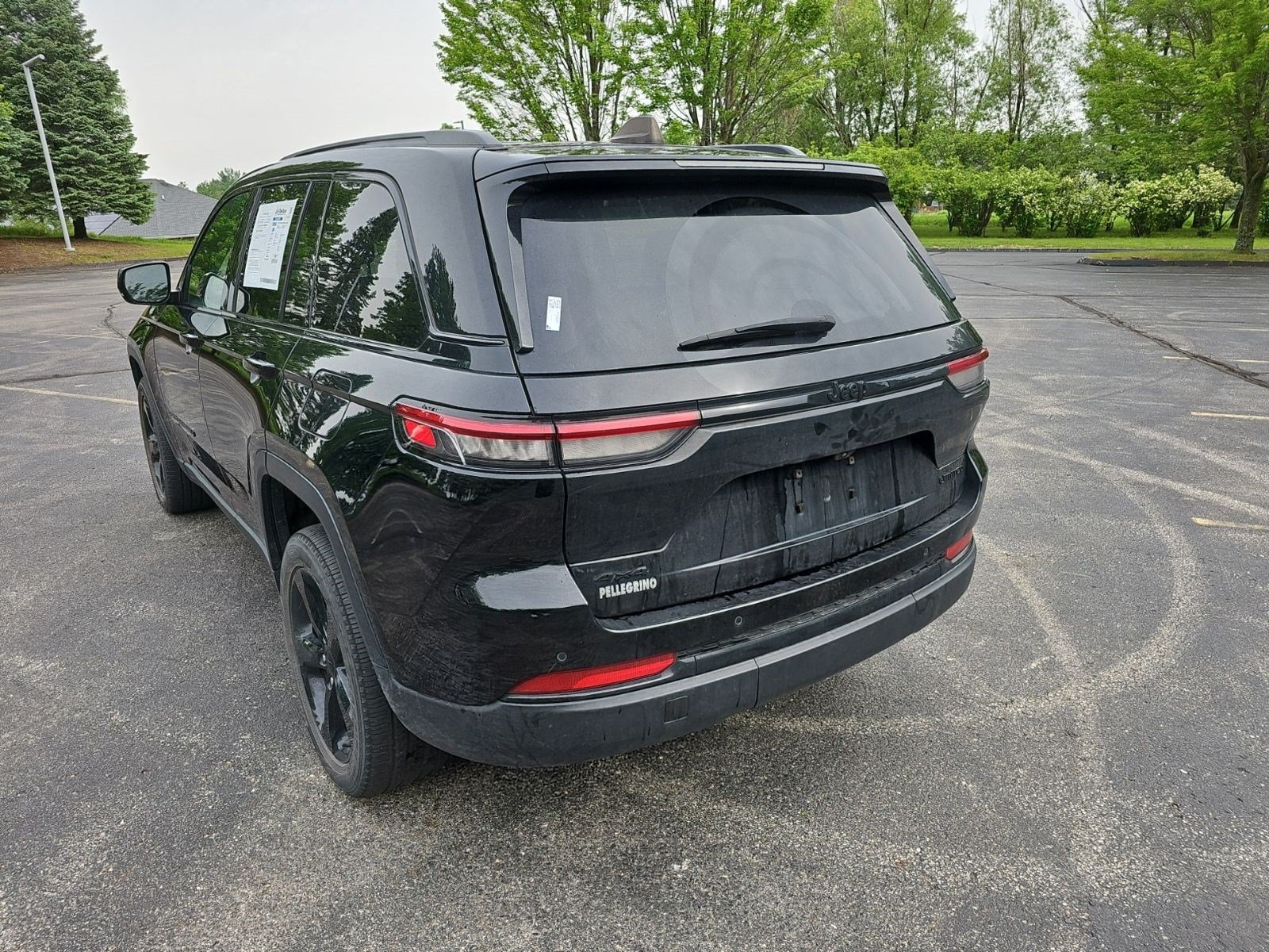 Used 2023 Jeep Grand Cherokee Limited w/ Black Appearance Package AWD/4WD image 3