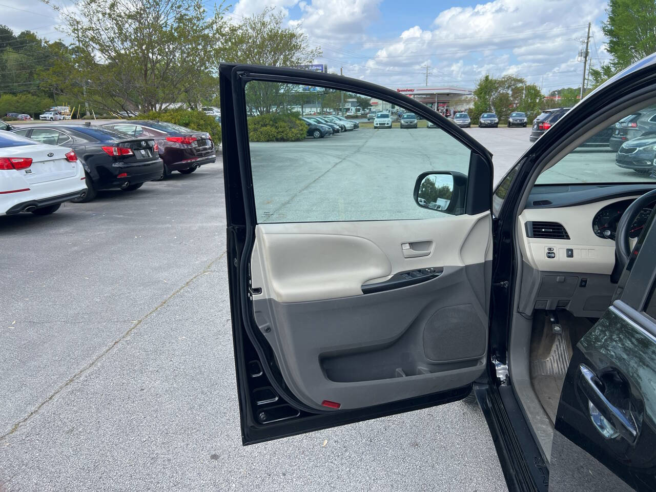 Used 2013 Toyota Sienna LE w/ Towing Pkg image 10