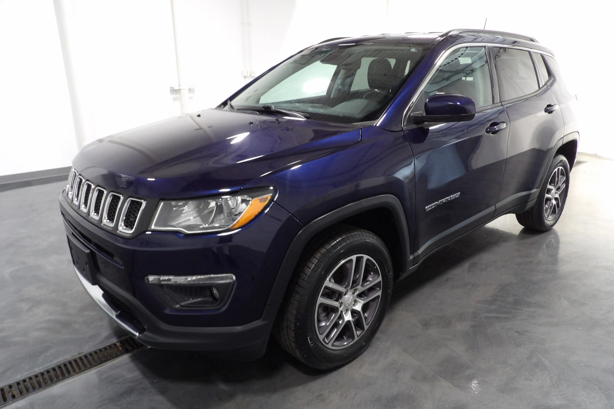 Used 2019 Jeep Compass Latitude w/ Cold Weather Group AWD/4WD image 3